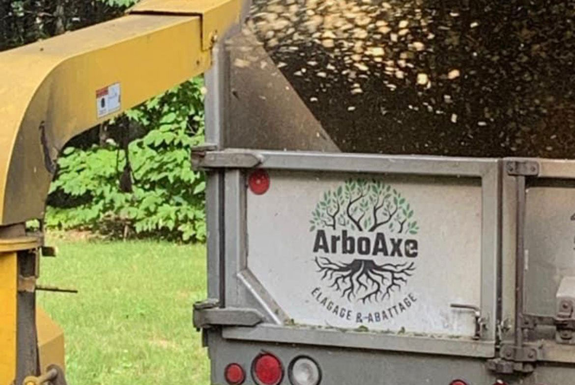 Broyeur à bois en fonctionnement, marque ArboAxe.